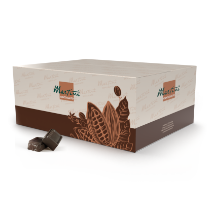 米棕色Martini Cioccolato包裝盒,飾有可可豆莢圖案,旁邊是兩塊黑朱古力方塊,白色背景